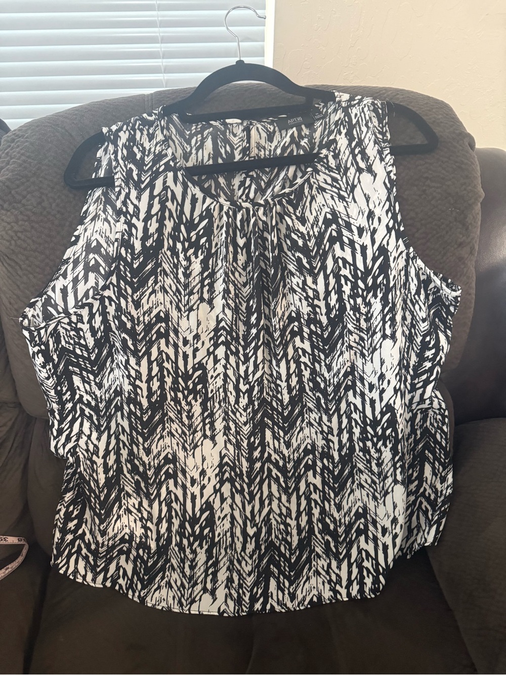 Apt. 9 Black & White Abstract Printed Sleeveless Camisole